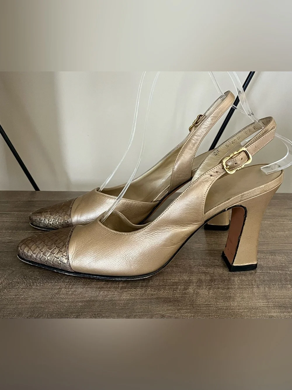 Salvatore Ferragamo Gold Tone Leather Slingback Heels Shoes Size 8 - Picture 2 of 16